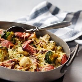 Gratinado low carb de brócoli y coliflor con salchichas