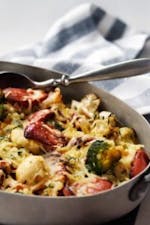 Gratinado low carb de brócoli y coliflor con salchichas