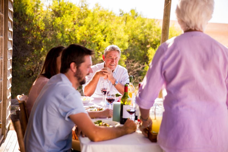 Familia almorzando juntos
