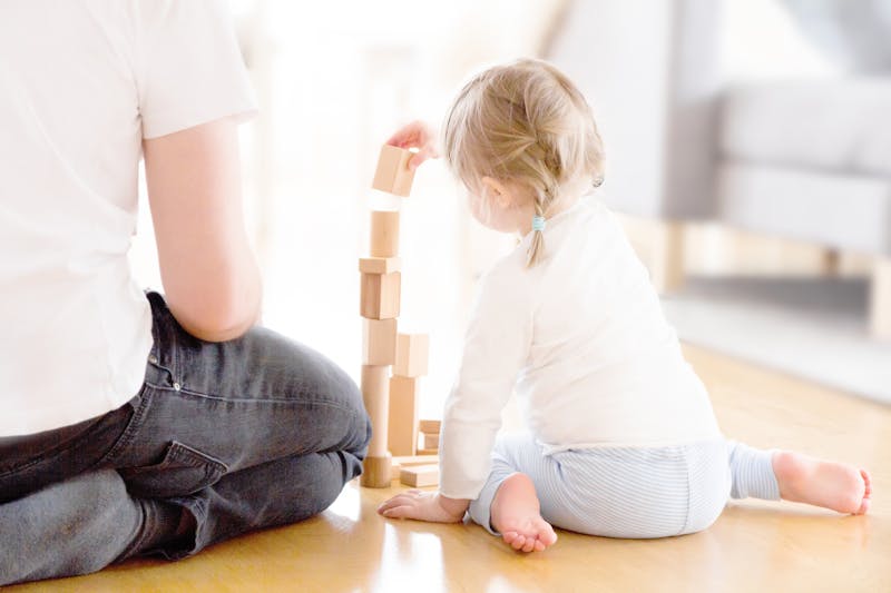 Niña jugando