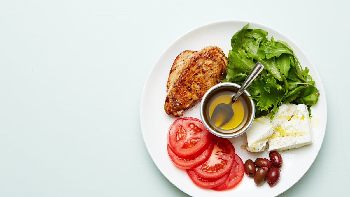 Plato keto de pollo y queso feta