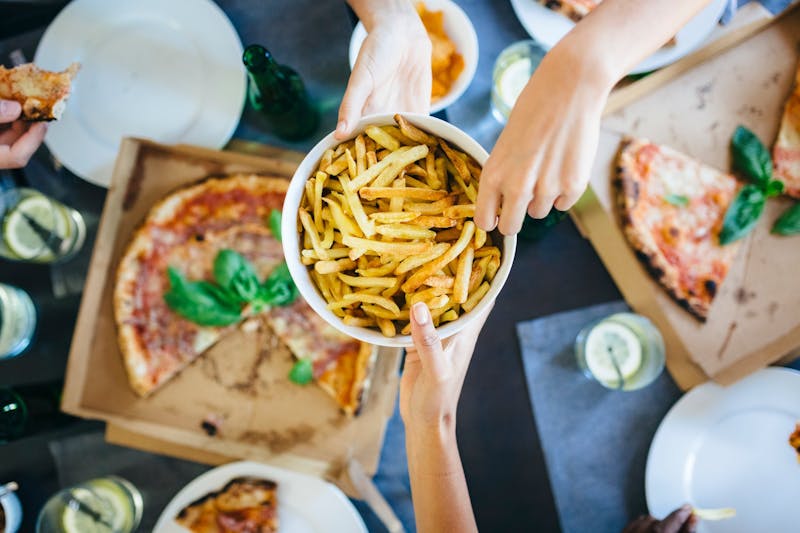 Papas fritas y pizza