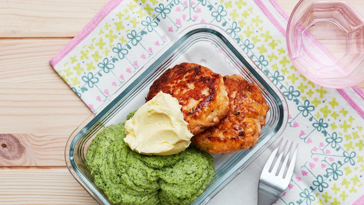 Hamburguesas keto de salmón con puré de brocoli y mantequilla de limón