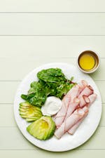 Plato keto de fiambre y aguacate