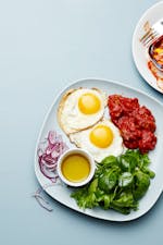 Plato keto de caballa y huevos