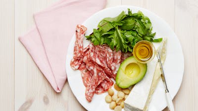 Plato keto de salami y queso brie