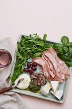 Plato keto de mortadela y queso brie