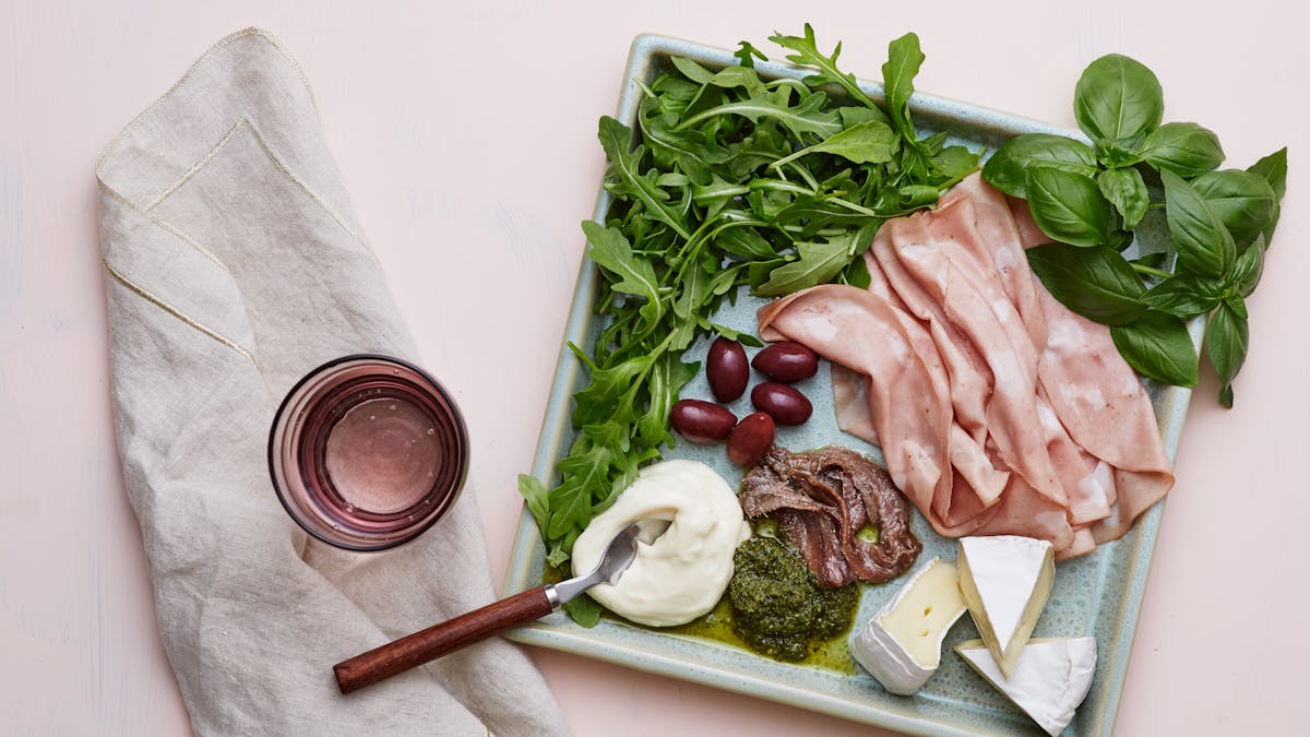 Plato keto de mortadela y queso brie