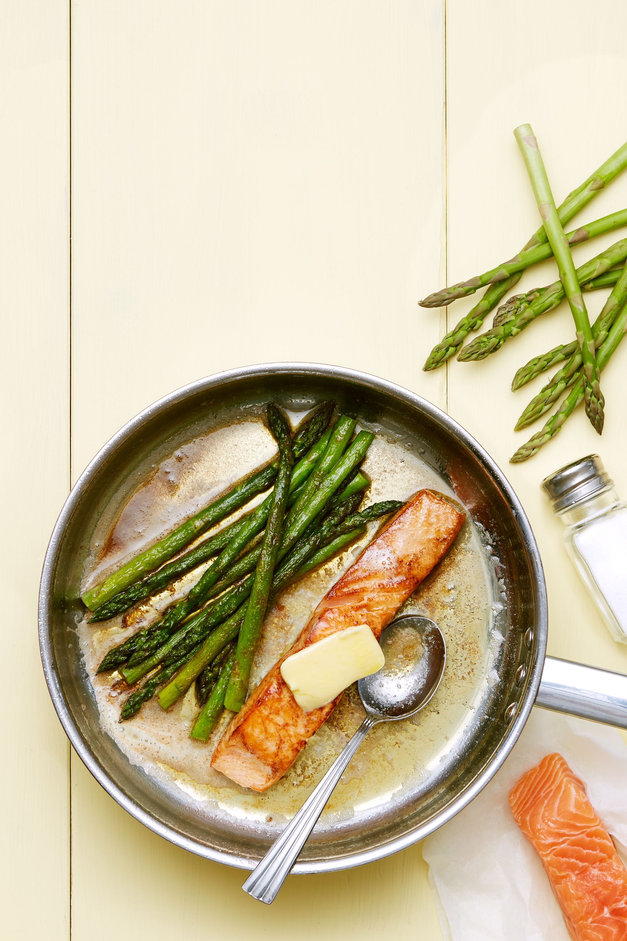 Salmón frito keto con espárragos