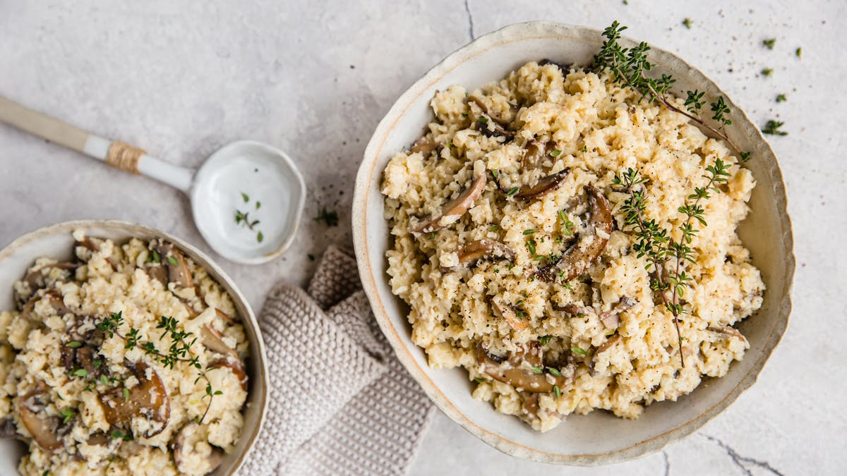 Risotto de coliflor low-carb con champiñones