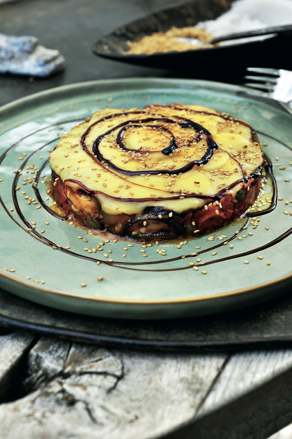 Carpaccio low carb de calabacín, tomate y queso