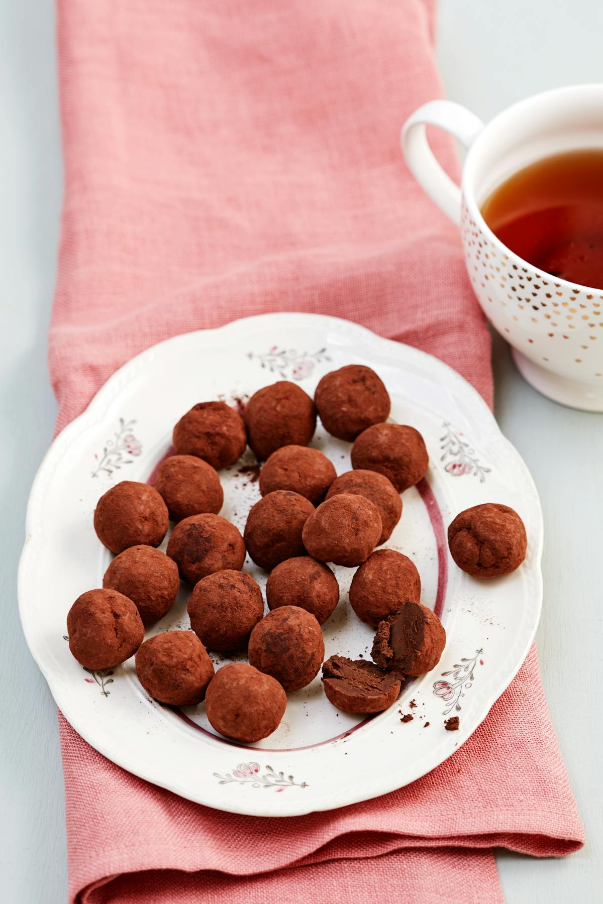 Trufas de chocolate con aguacate bajas en carbohidratos