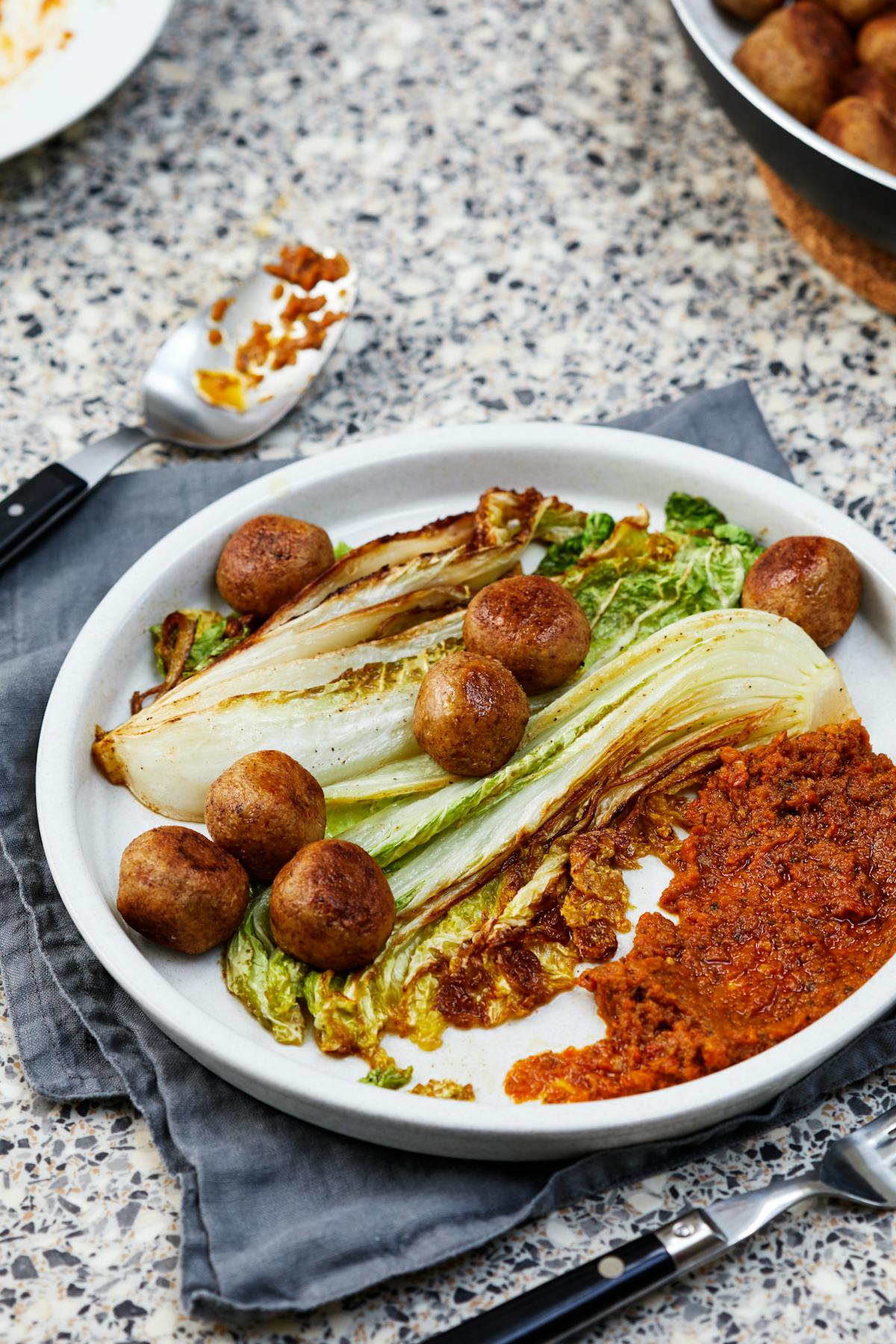 Albóndigas vegetarianas low carb con repollo frito chino