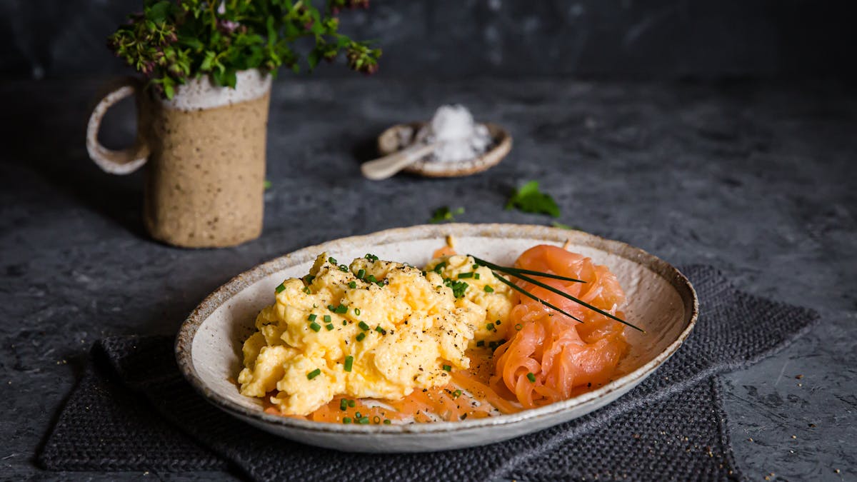 Salmón curado keto con huevos revueltos y cebollino