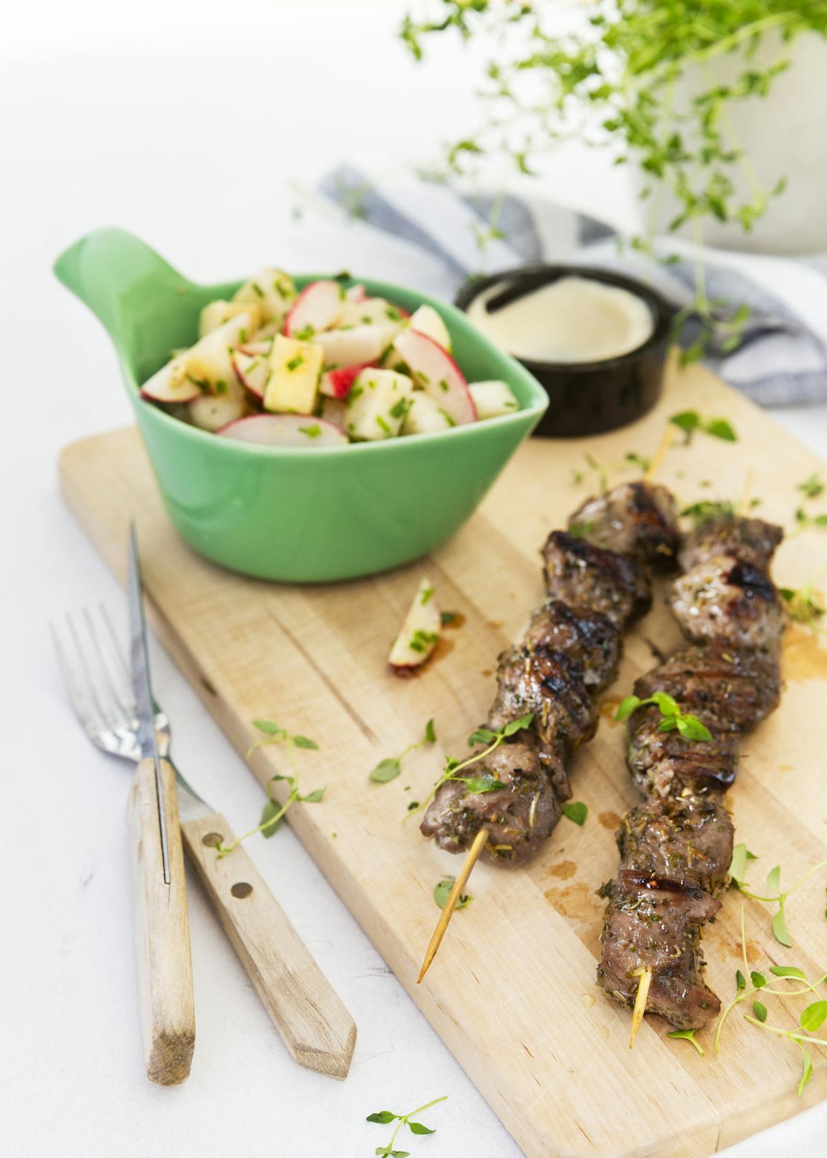 Brochetas de cordero al limón con ensalada keto de rábano
