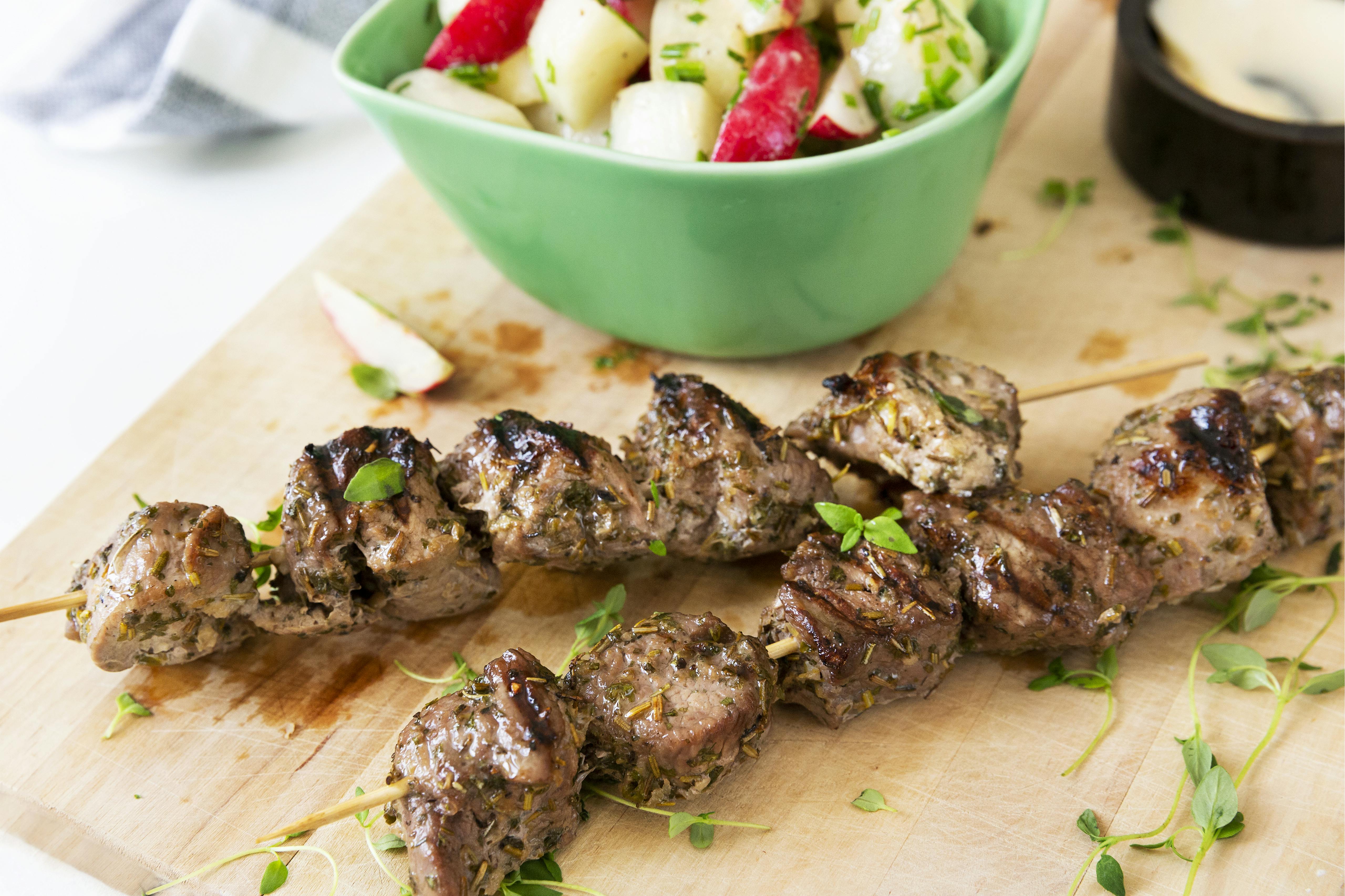 Brochetas de cordero al limón con ensalada keto de rábano
