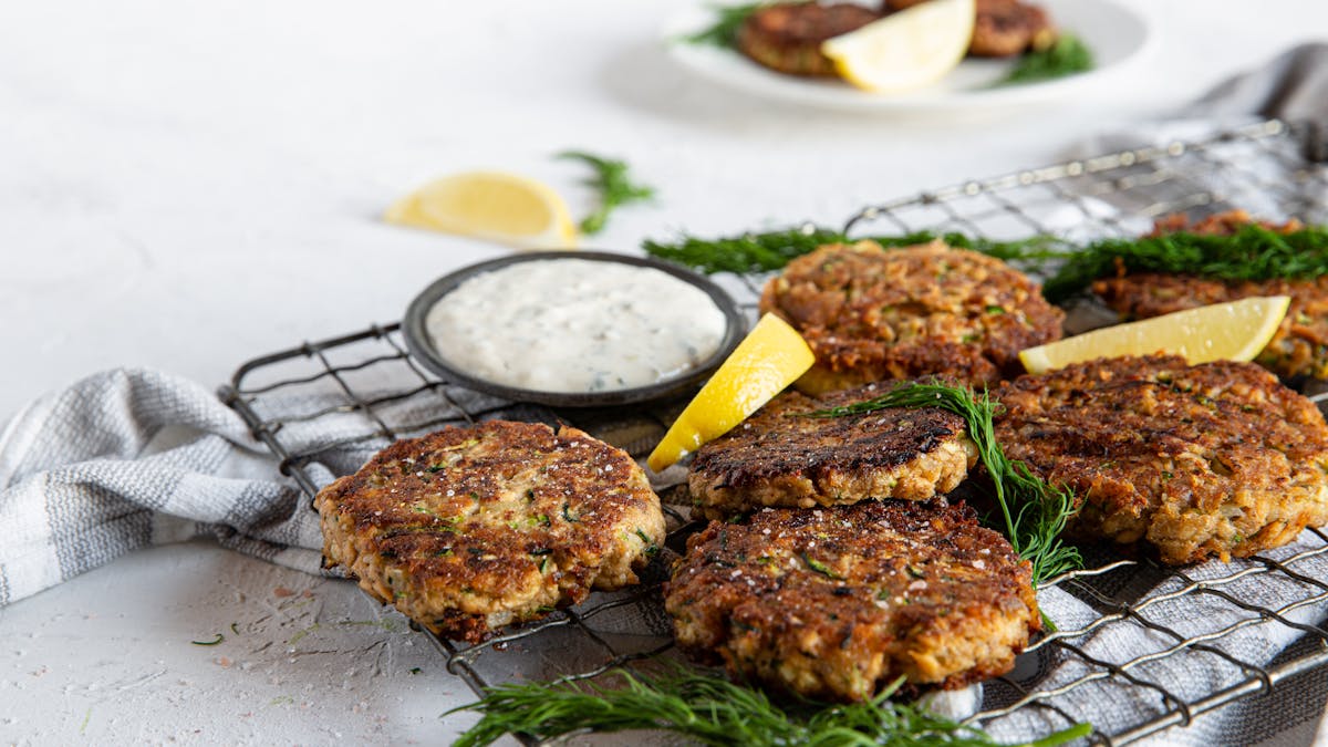 Frituras keto de salmón y calabacín