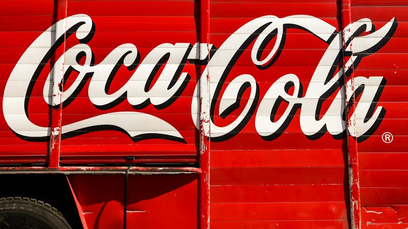 Echando Coca Cola