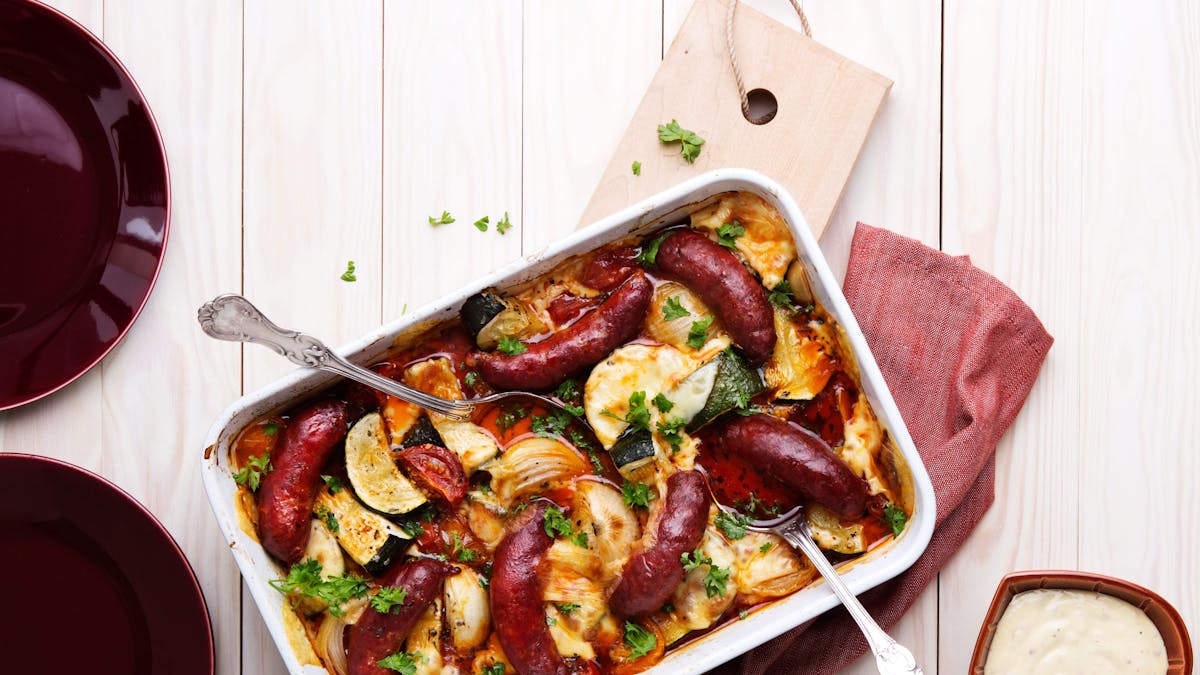 Salchichas al horno con verduras low carb