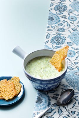 Sopa cremosa de brócoli y puerro baja en carbohidratos