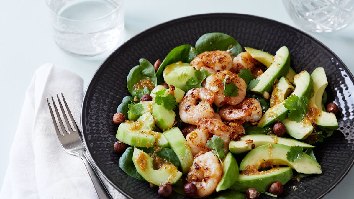 Ensalada picante de camarones baja en carbos