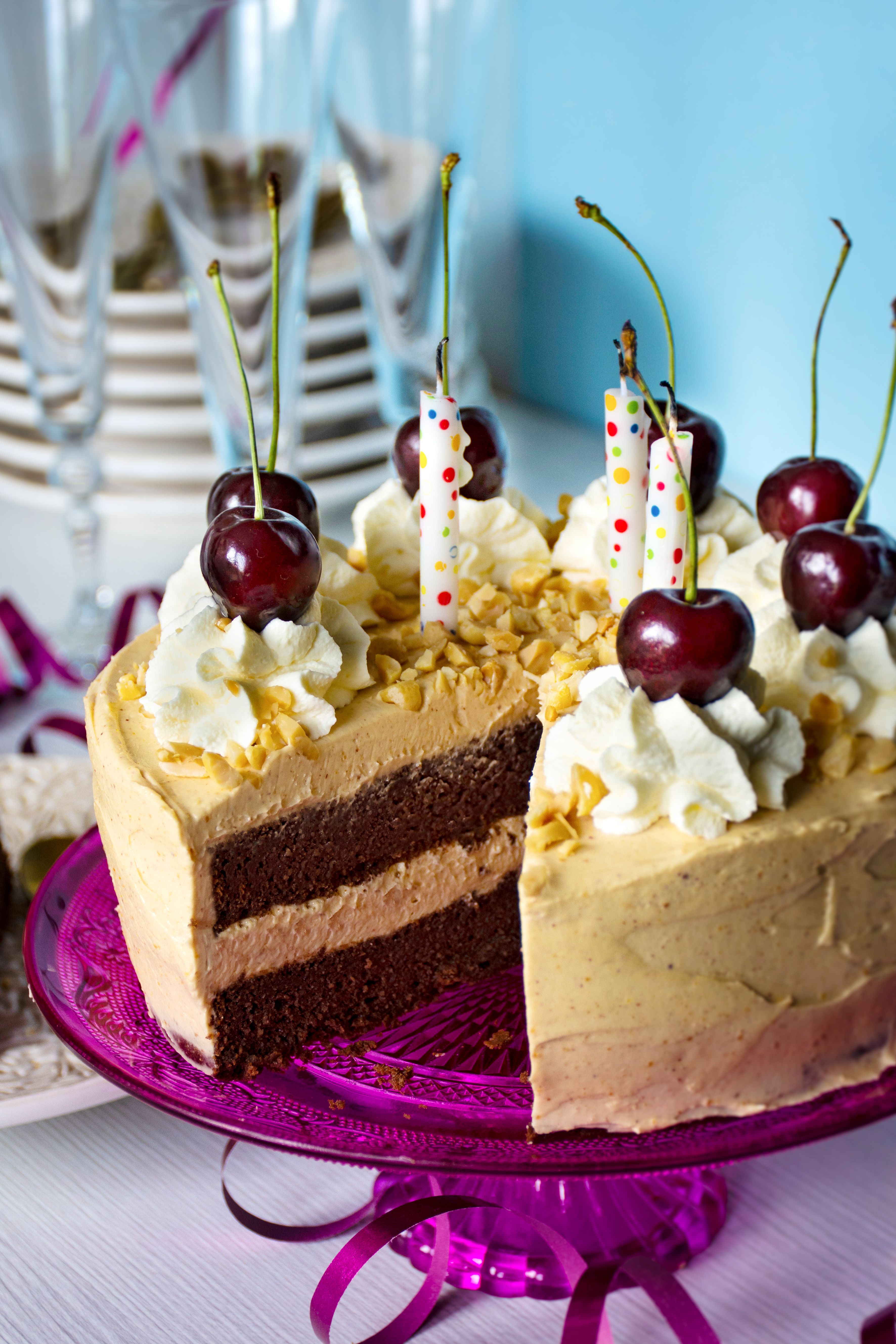 Pastel keto de chocolate con mantequilla de cacahuete