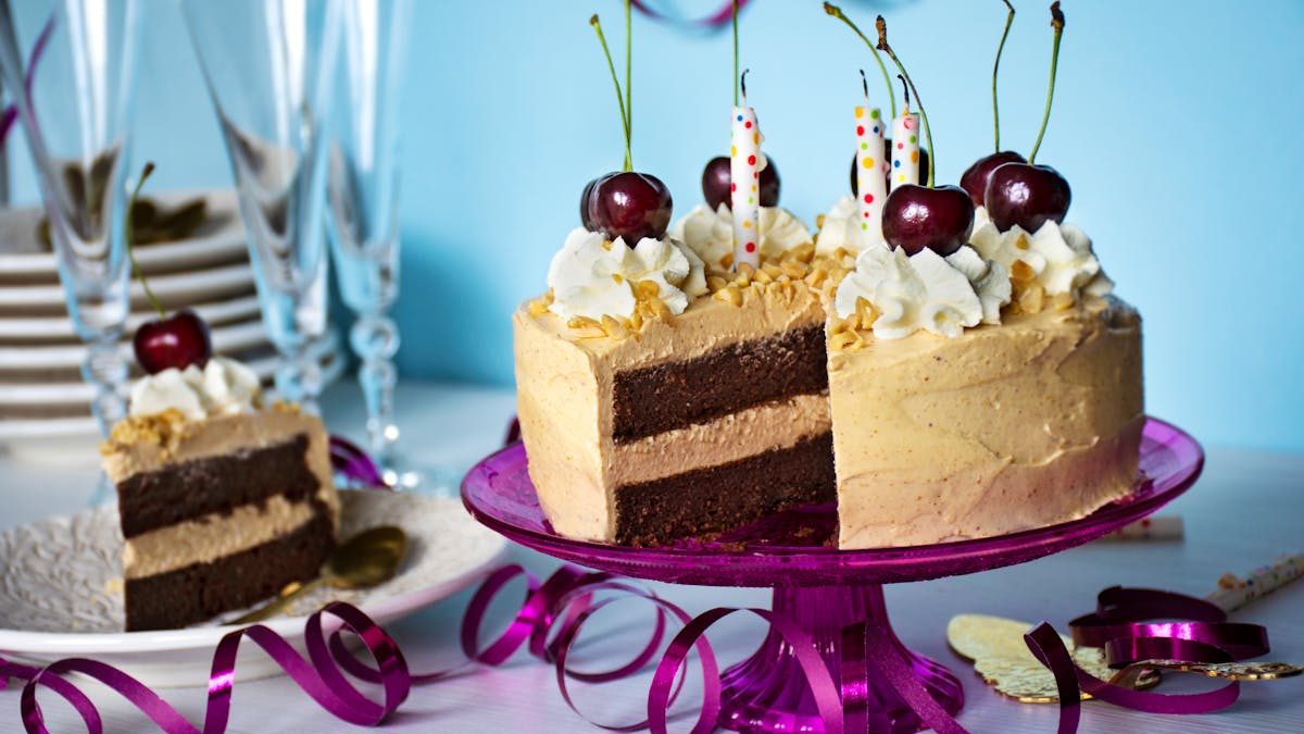 Pastel keto de chocolate con mantequilla de cacahuete