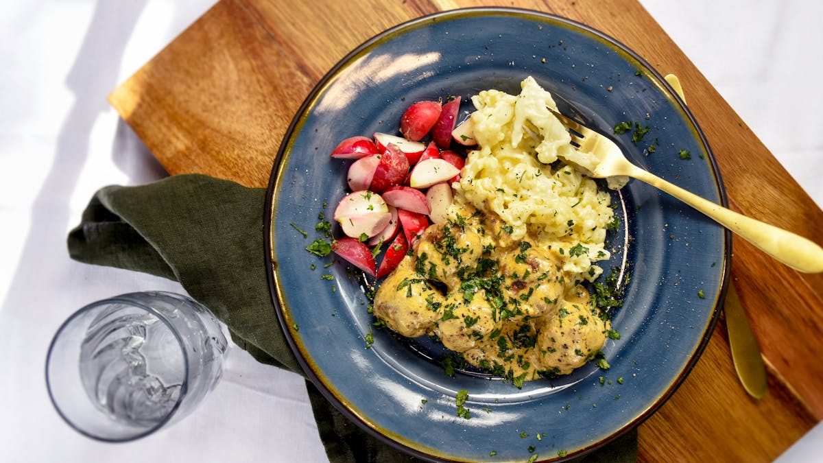 Albóndigas "suecas" bajas en carbohidratos en salsa