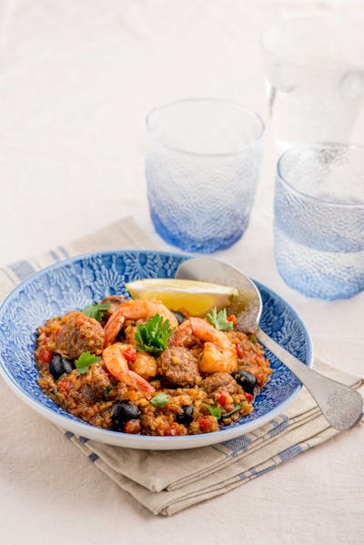 "Arroz" caldoso con chorizo y camarones bajo en carbohidratos