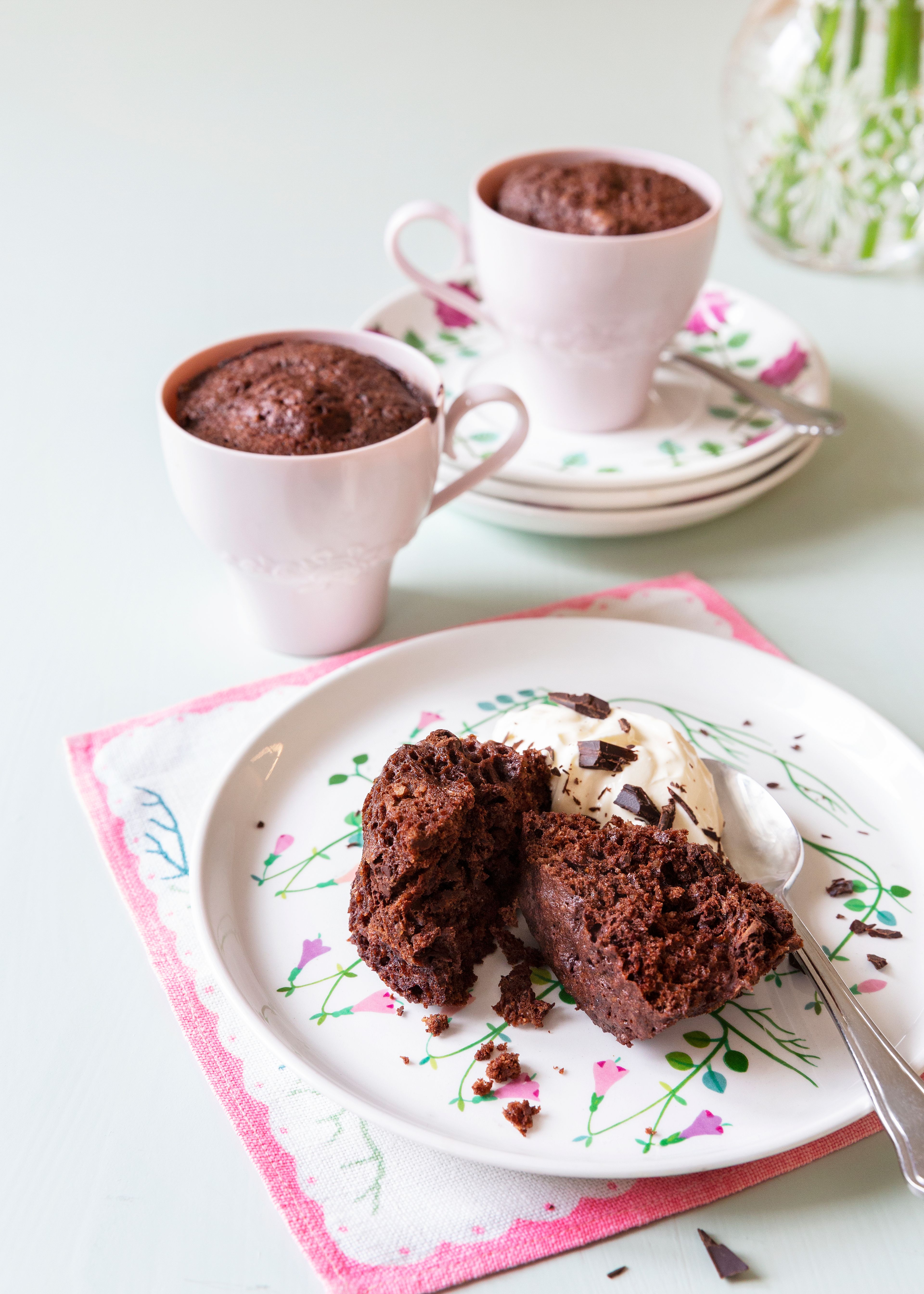 Muffin keto de chocolate en taza