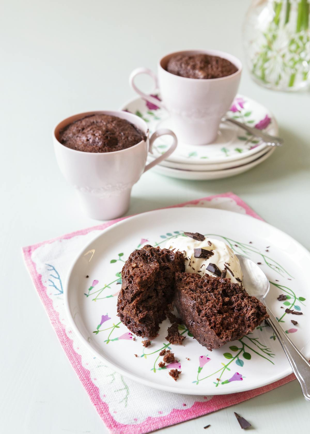 Muffin keto de chocolate en taza