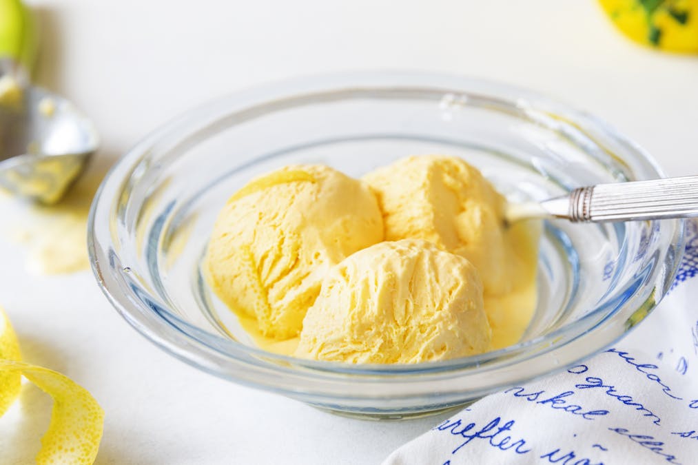 Helado keto de limón