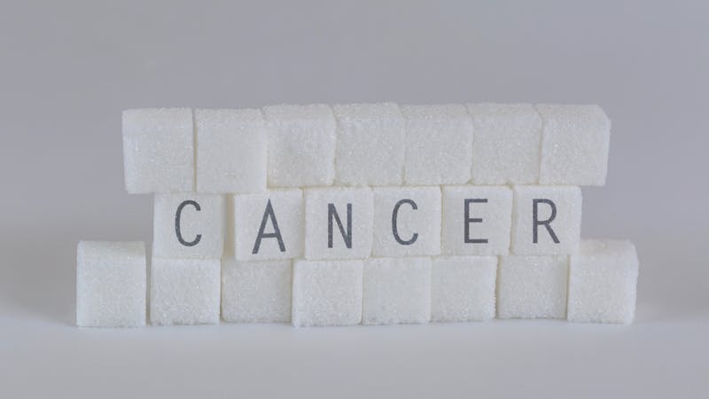 Terrones de azúcar con la palabra cáncer