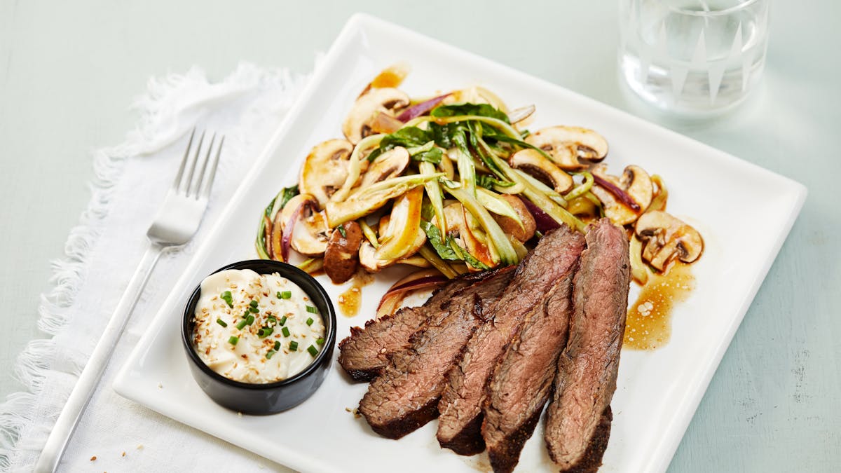 Bistec de falda low carb con ensalada de champiñones y mayonesa de sésamo