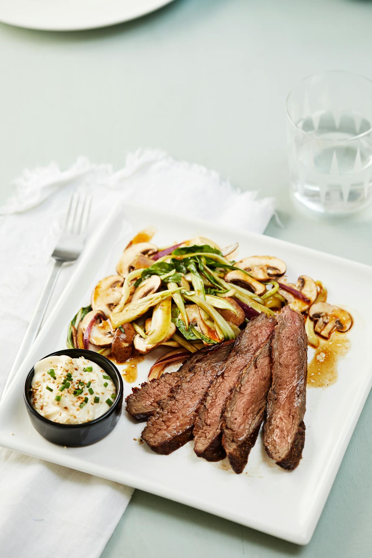 Bistec de falda low carb con ensalada de champiñones y mayonesa de sésamo