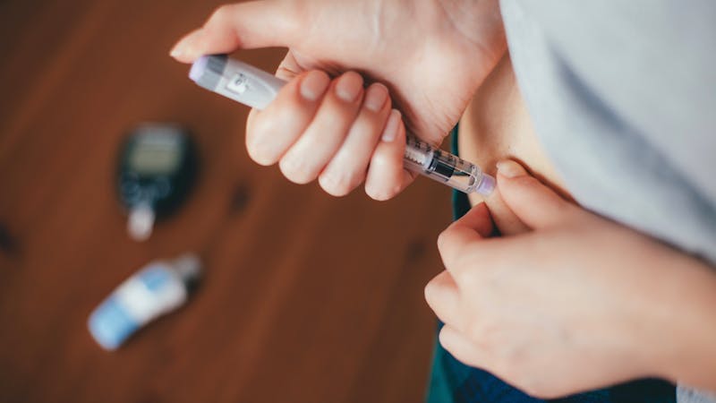 mujer inyectándose insulina