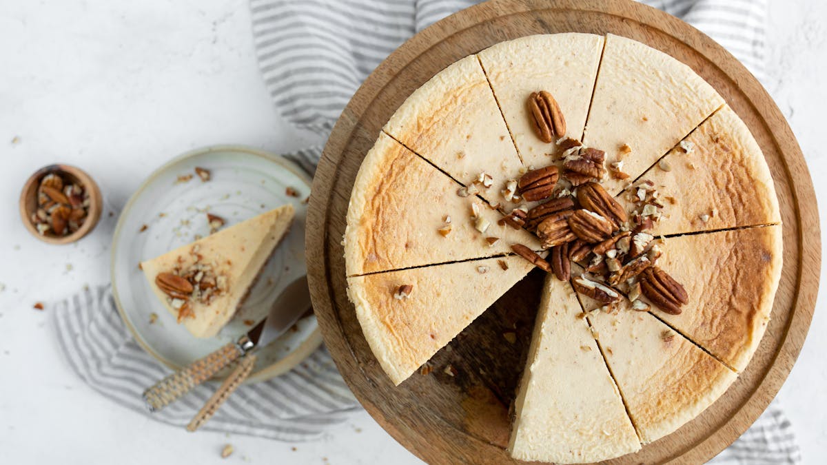 Pastel keto de queso con mantequilla y nueces pecanas