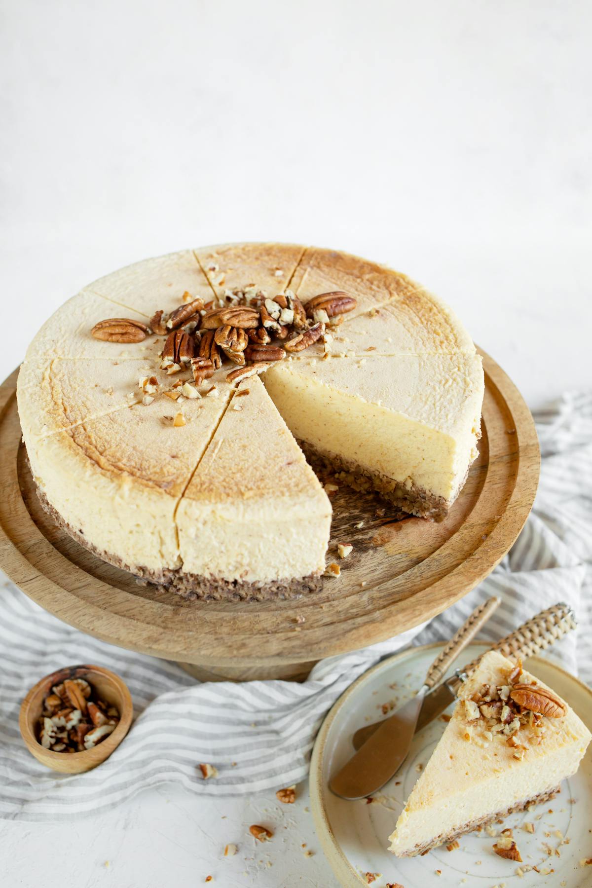 Pastel keto de queso con mantequilla y nueces pecanas