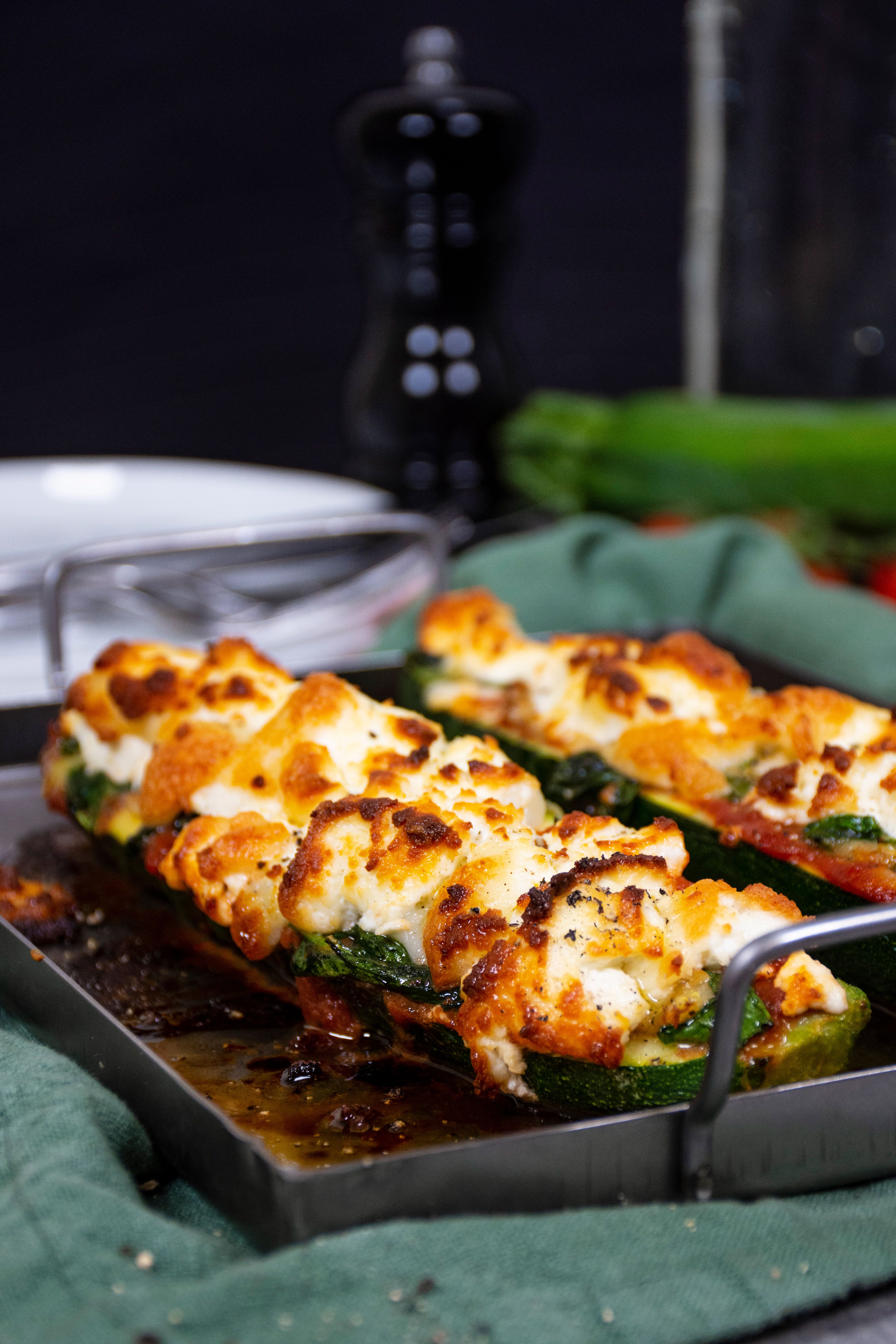 Barcas keto de calabacín con queso de cabra
