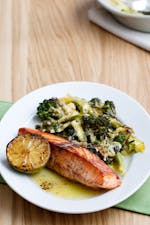 Pescado keto frito con brócoli y queso