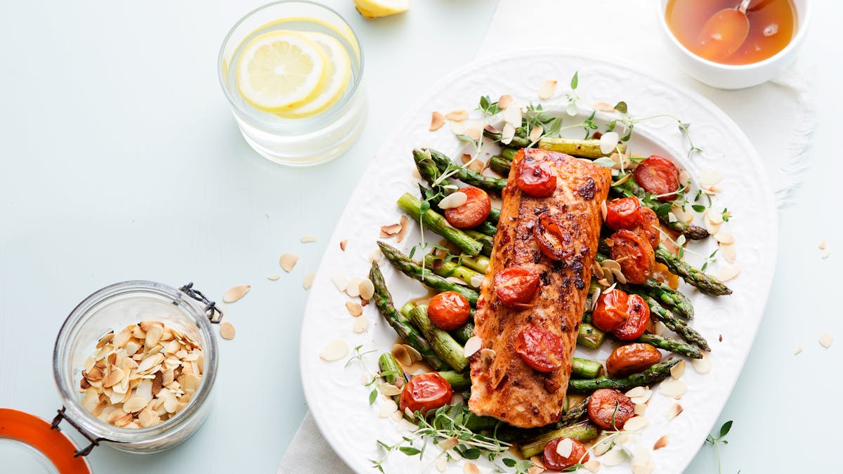 Salmón keto con ají, tomate y espárragos