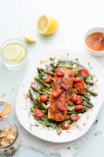 Salmón keto con ají, tomate y espárragos