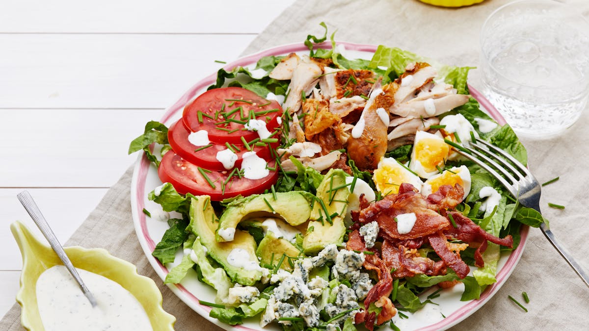 Ensalada Cobb keto con aderezo ranchero