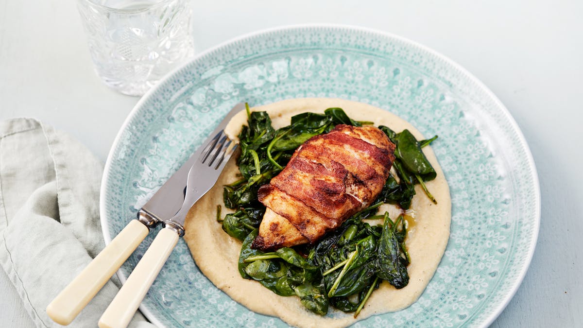 Pechuga de pollo keto envuelta en bacon con puré de coliflor