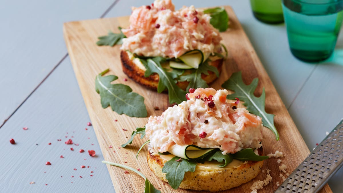 Sándwich keto con crema salmón ahumado y rábano picante