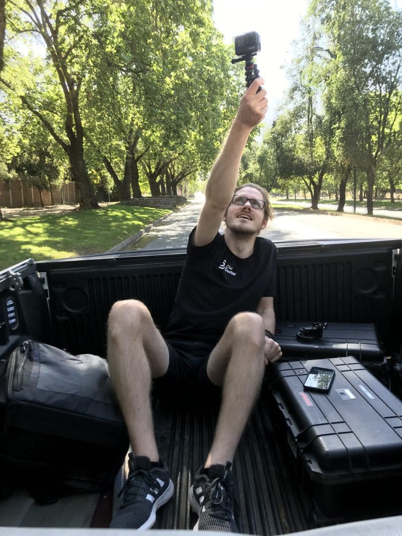 Jonatan grabando desde el auto
