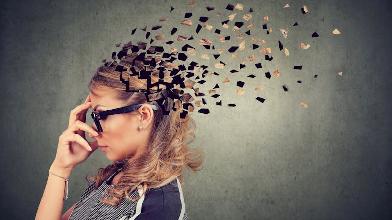 Mujer perdiendo partes de la cabeza como símbolo del deterioro cognitivo