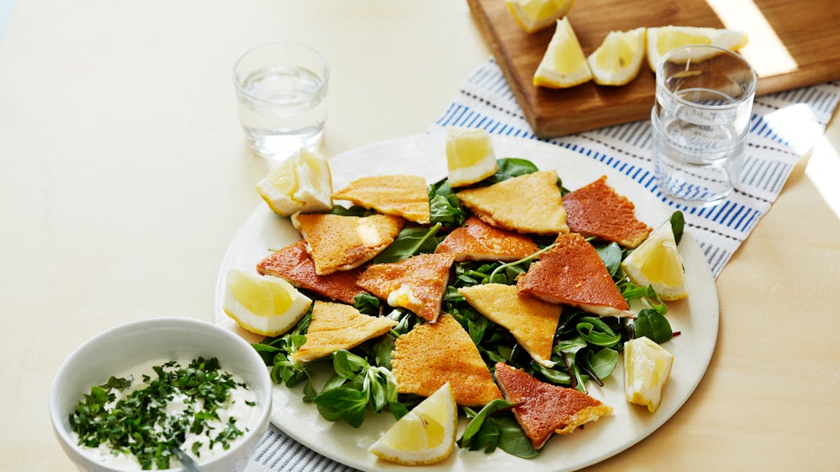 Ensalada saganaki low carb con salsa de menta