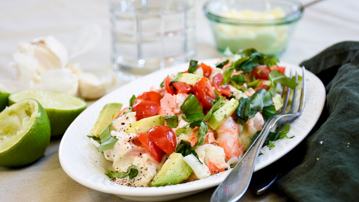 Ensalada low carb de mariscos con aguacate