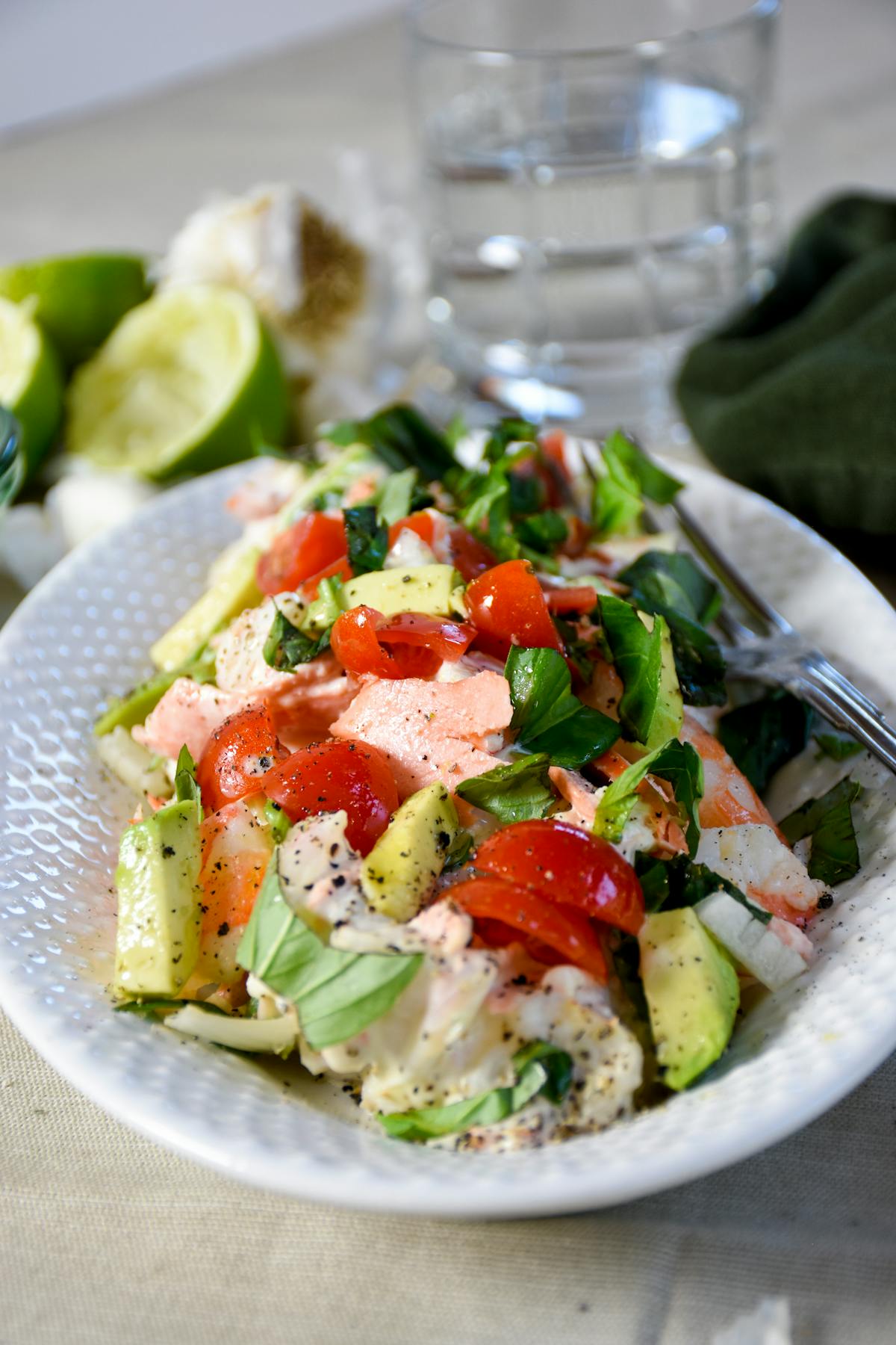 Ensalada low carb de mariscos con aguacate